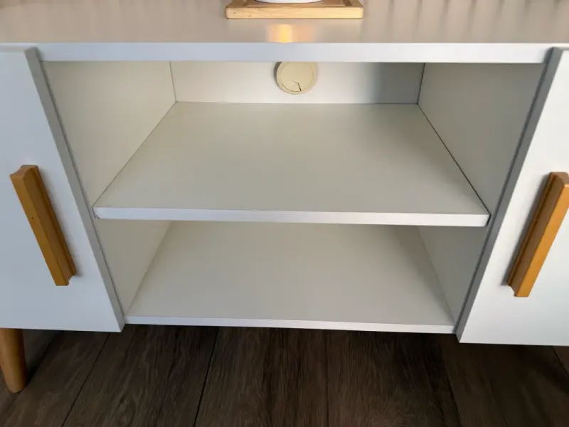 Mueble de TV blanco con patas de madera - 2