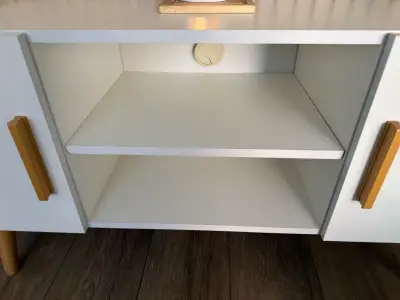Mueble de TV blanco con patas de madera - miniatura 2