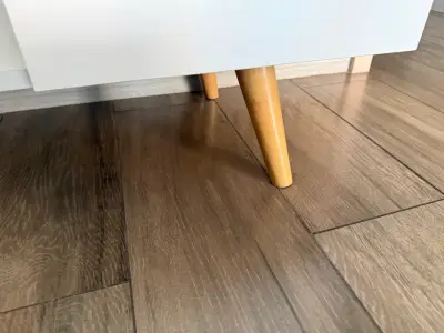 Mueble de TV blanco con patas de madera - miniatura 3