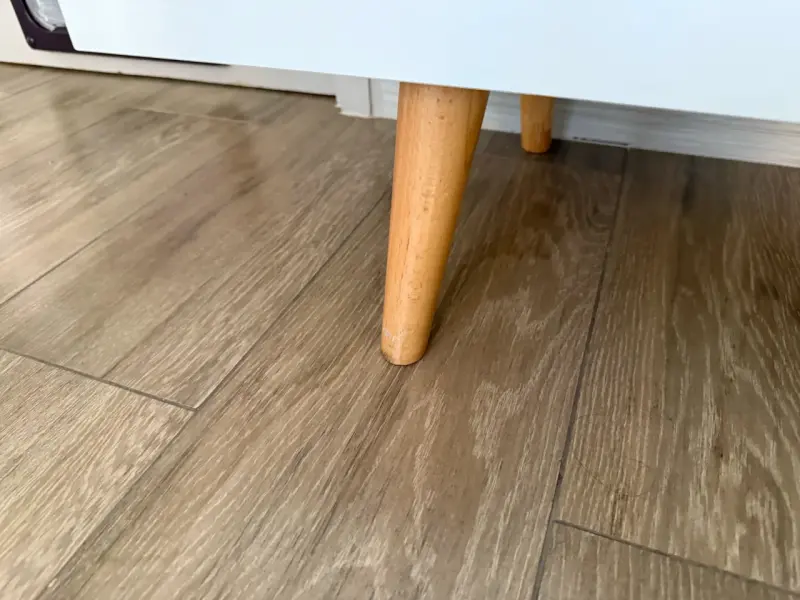 Mueble de TV blanco con patas de madera - 4