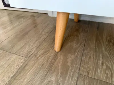 Mueble de TV blanco con patas de madera - miniatura 4