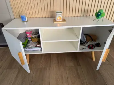 Mueble de TV blanco con patas de madera - miniatura 5