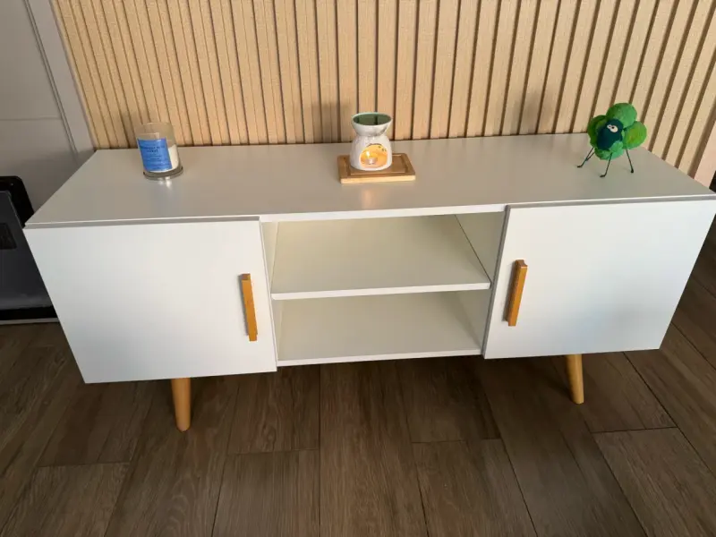 Mueble de TV blanco con patas de madera - 6