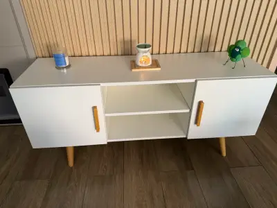 Mueble de TV blanco con patas de madera - miniatura 6