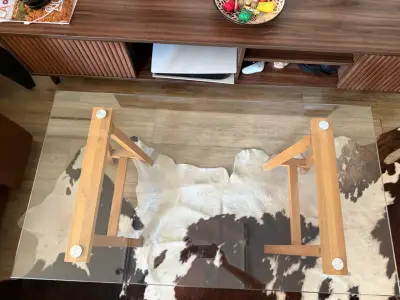 Mesa de centro de vidrio con patas de madera - miniatura 1