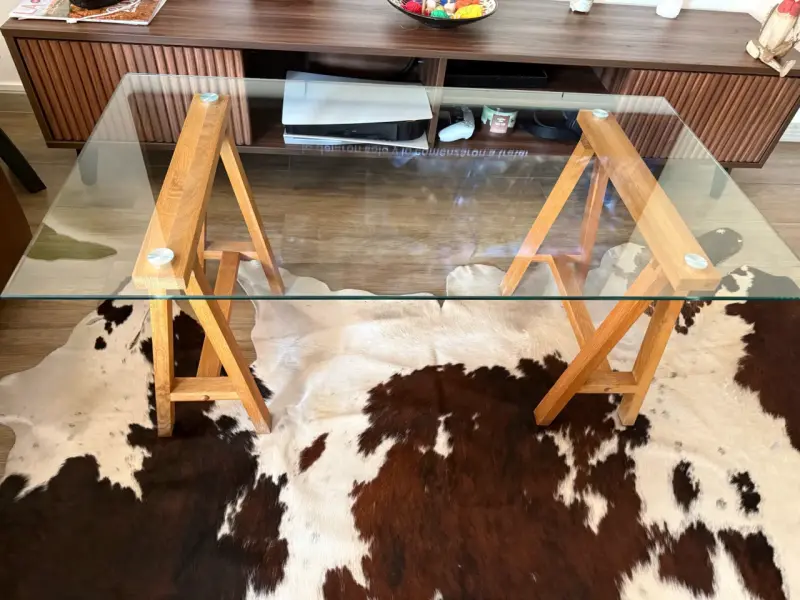 Mesa de centro de vidrio con patas de madera - 4
