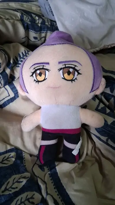 Peluche de personaje con cabello morado - miniatura 1