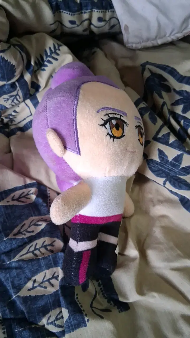 Peluche de personaje con cabello morado - 3