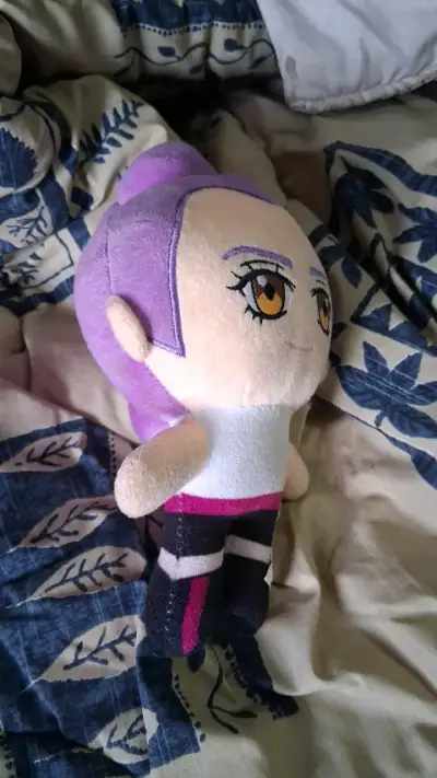 Peluche de personaje con cabello morado - miniatura 3