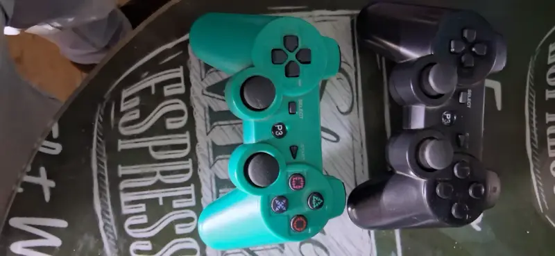 Consola Sony PlayStation 3 con dos controles desbl - 2