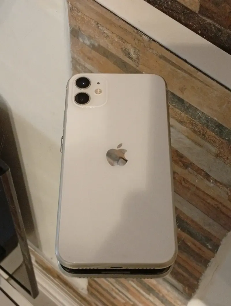 iPhone 11 blanco para repuestos o reparación - 1