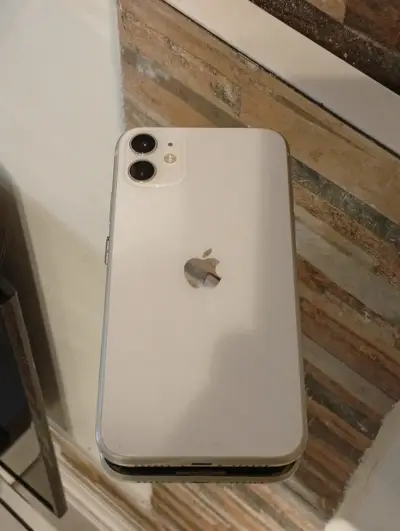 iPhone 11 blanco para repuestos o reparación - miniatura 1