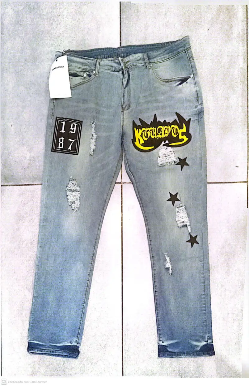 Jeans de mezclilla con diseño gráfico y roturas