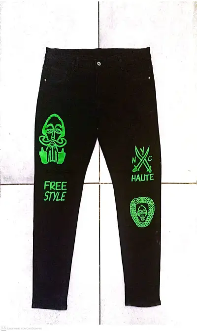 Jeans de mezclilla con diseño gráfico y roturas - miniatura 2