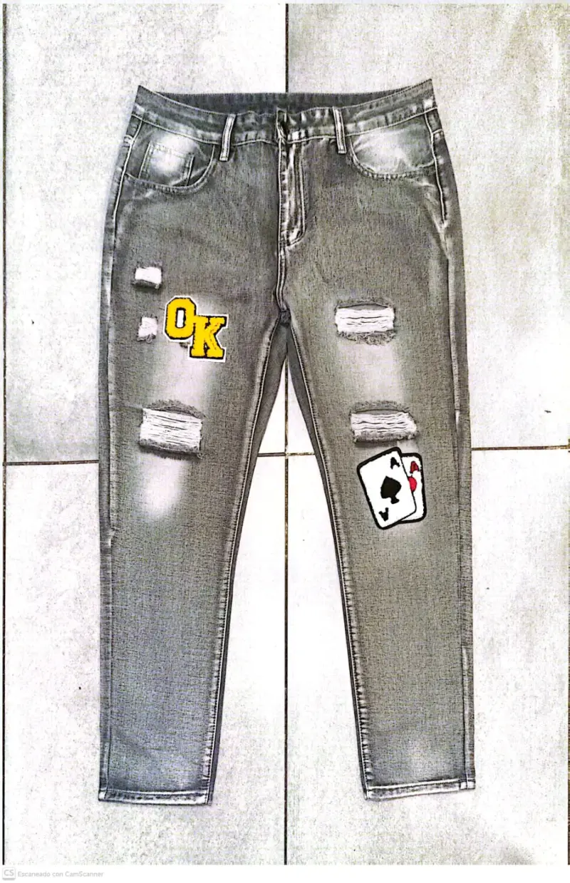 Jeans de mezclilla con diseño gráfico y roturas - 3
