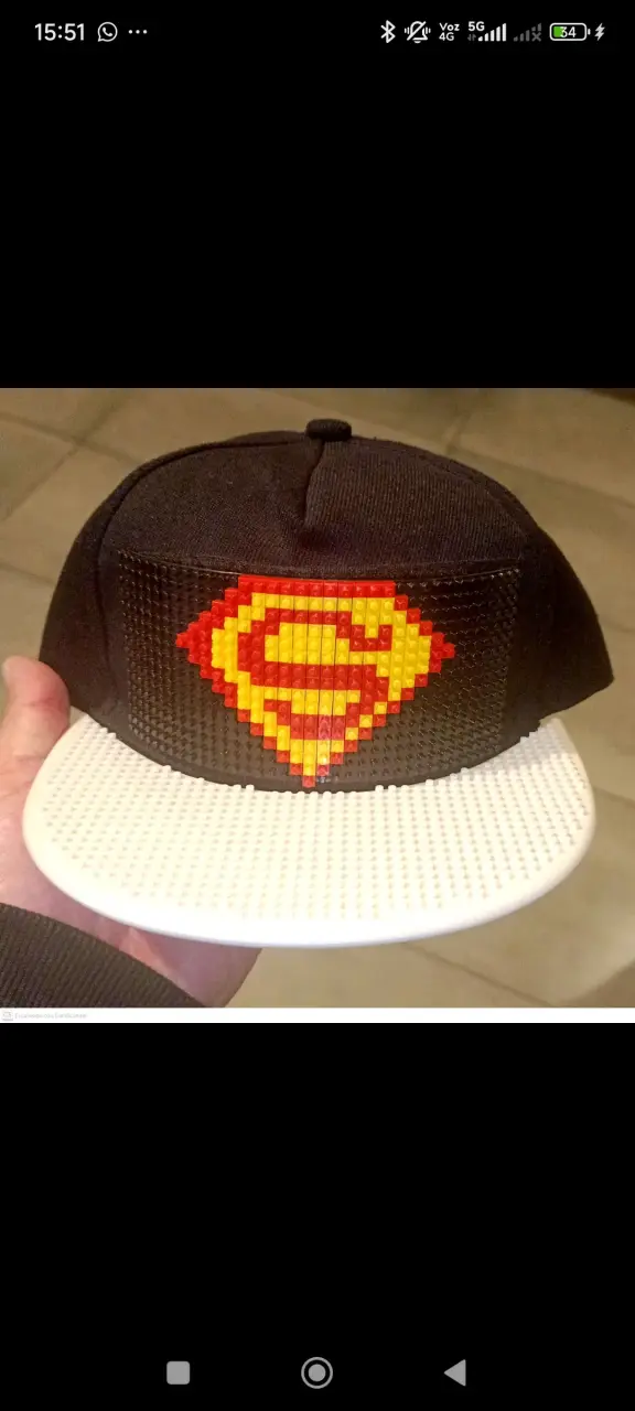 Gorra Lego negra con logo de superhéroe en bloques
