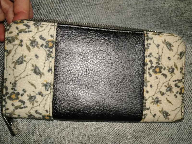 Billetera de cuero y tela con diseño floral - 1