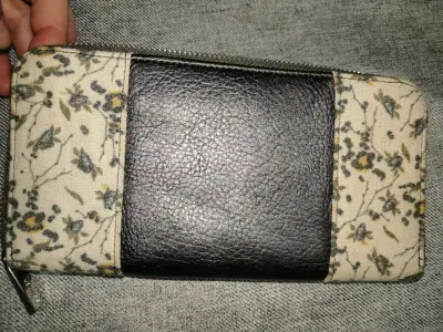 Billetera de cuero y tela con diseño floral - miniatura 1