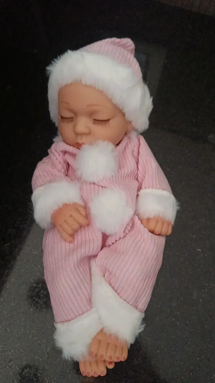 Muñeca bebé con pijama rosado y gorro
