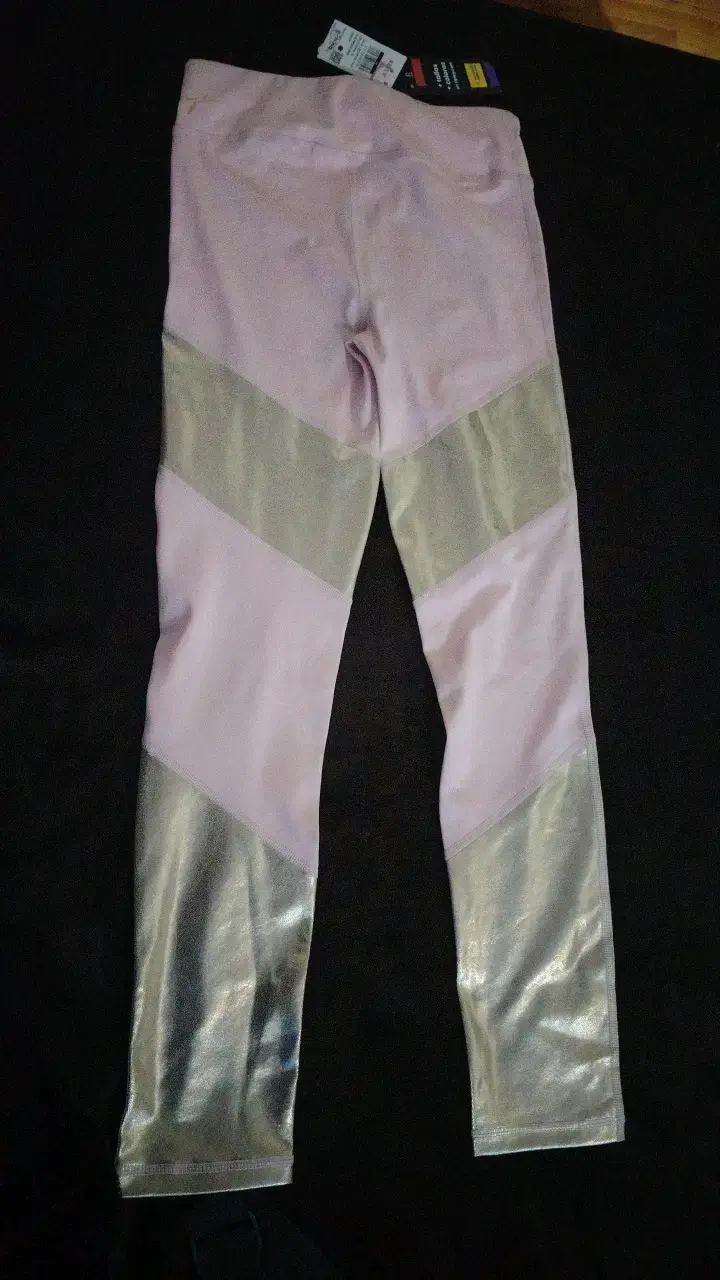 Leggings deportivos rosados con detalles metálicos - 1