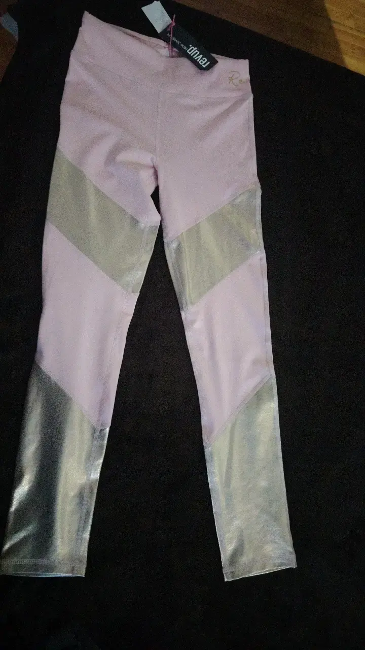 Leggings deportivos rosados con detalles metálicos - 2