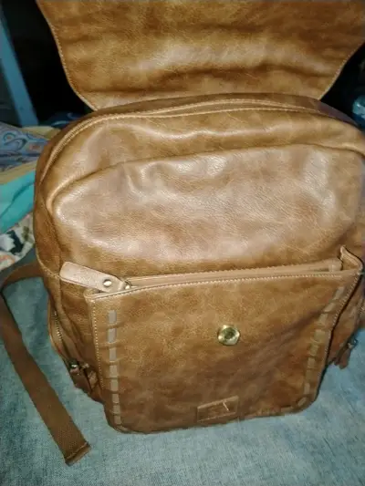 Mochila de cuero marrón con múltiples compartiment - miniatura 1