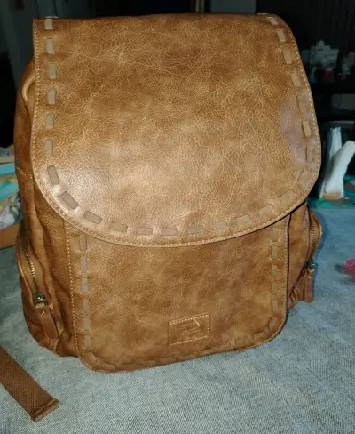 Mochila de cuero marrón con múltiples compartiment - miniatura 3