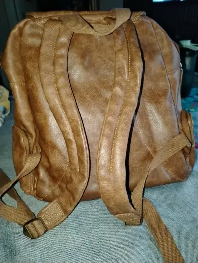 Mochila de cuero marrón con múltiples compartiment - miniatura 4