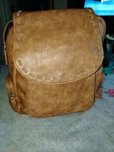 Mochila de cuero marrón con múltiples compartiment - miniatura 5