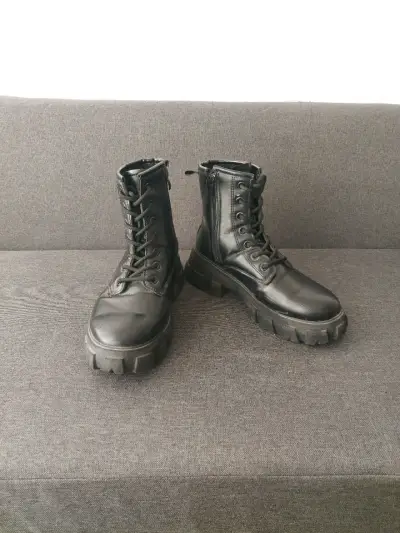 Botas negras de cuero con suela gruesa - miniatura 1