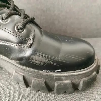Botas negras de cuero con suela gruesa - miniatura 2
