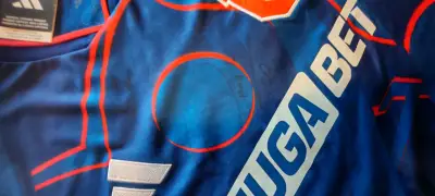 Autografiada por Ch.Aránguiz/La U/Adidas 2023 - miniatura 2
