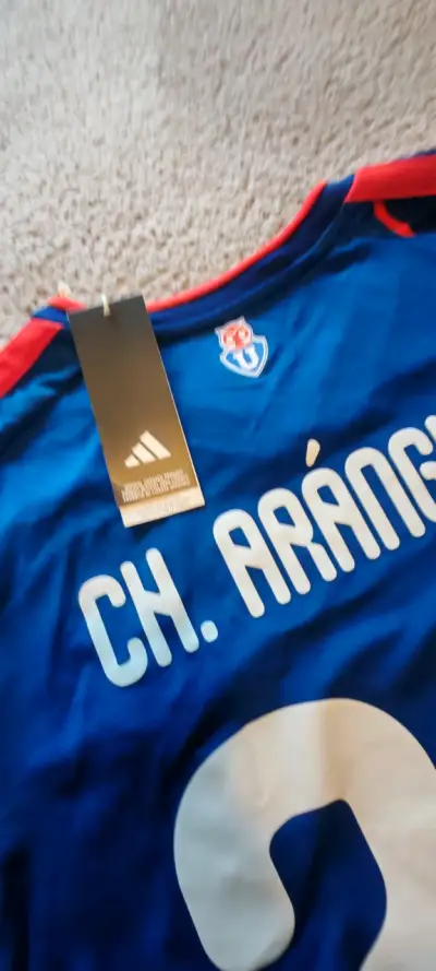 Autografiada por Ch.Aránguiz/La U/Adidas 2023 - miniatura 4