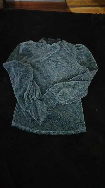 Blusa de mujer gris con brillo - miniatura 2