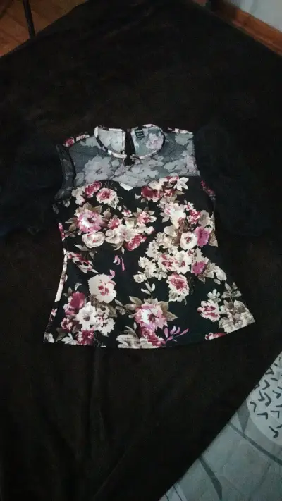 Blusa floral con encaje para mujer - miniatura 1