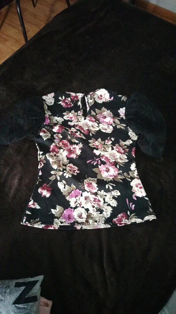 Blusa floral con encaje para mujer - 2