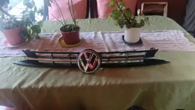 Parrilla delantera Volkswagen con logo cromado - miniatura 1