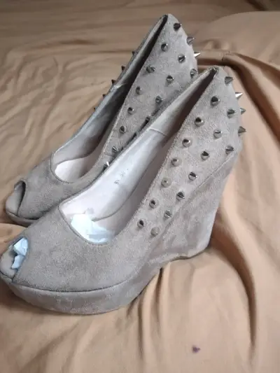 Zapatos de tacón con tachas grises - miniatura 1