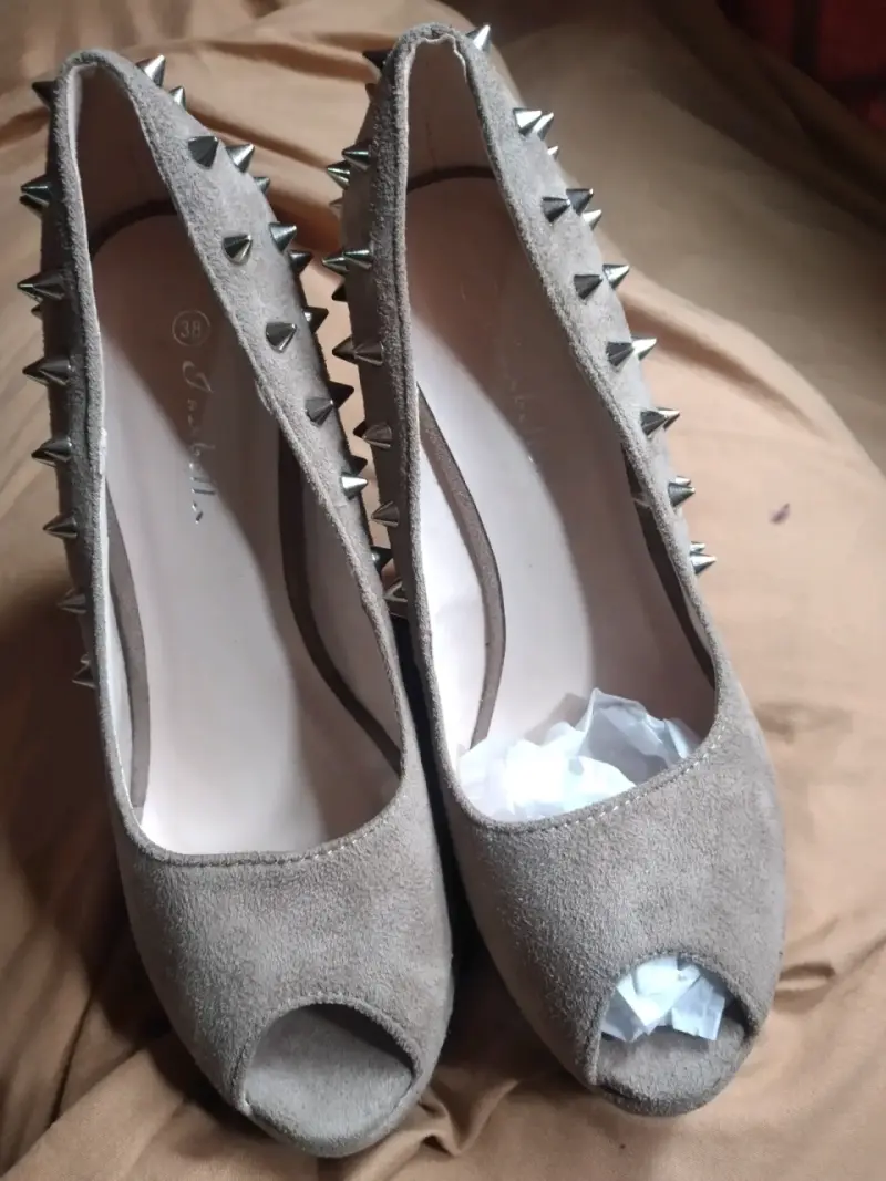 Zapatos de tacón con tachas grises - 2