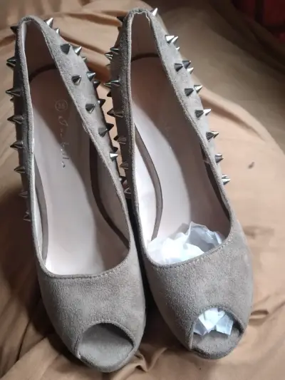 Zapatos de tacón con tachas grises - miniatura 2