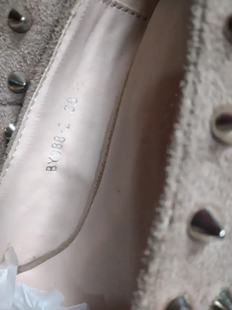 Zapatos de tacón con tachas grises - 3