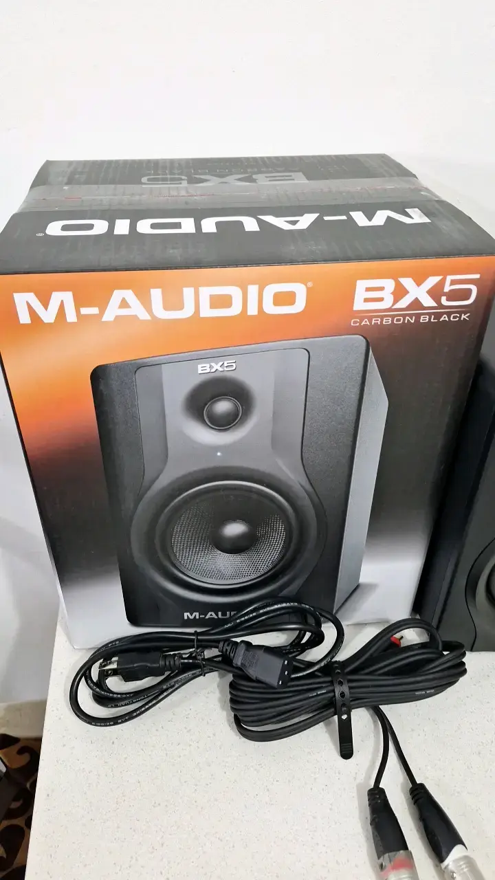Parlantes M-Audio BX5 Carbon Black con cables - 2