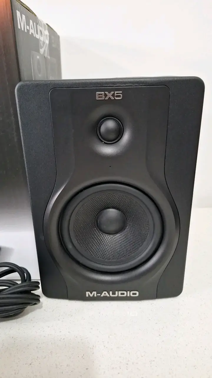Parlantes M-Audio BX5 Carbon Black con cables - 3