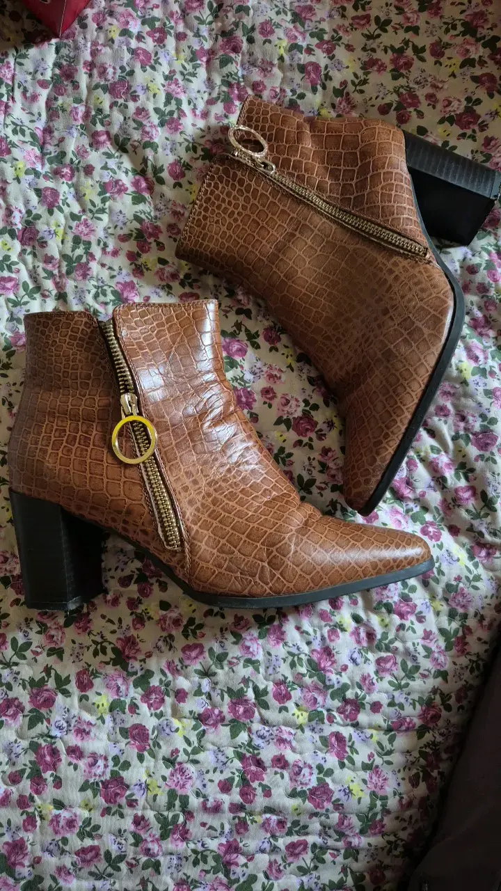 Botines de cuero marrón con diseño de cocodrilo