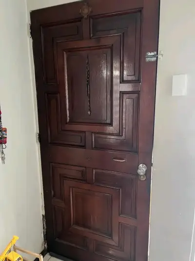 Puerta de madera maciza con diseño clásico - miniatura 1
