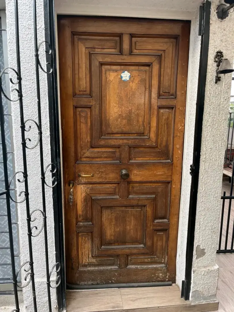 Puerta de madera maciza con diseño clásico - 2
