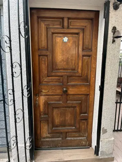 Puerta de madera maciza con diseño clásico - miniatura 2
