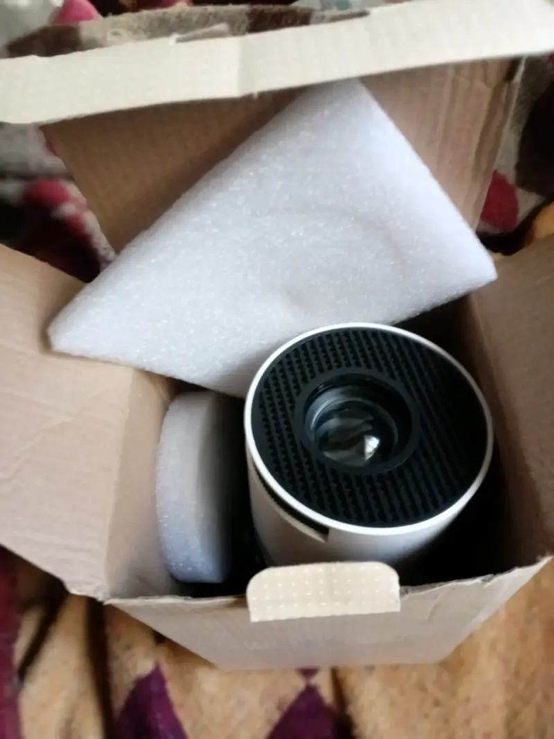 Proyector Ultra HD con Control Remoto - 2