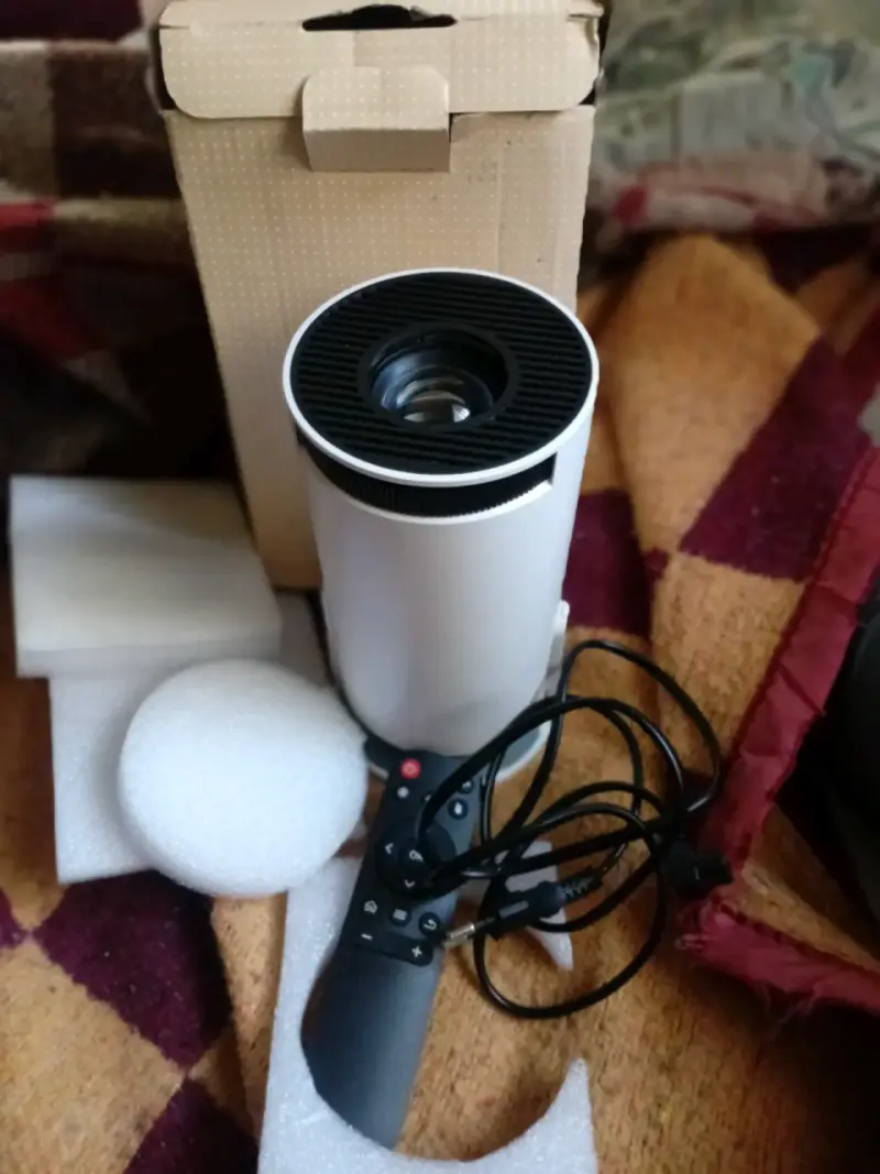 Proyector Ultra HD con Control Remoto - 3