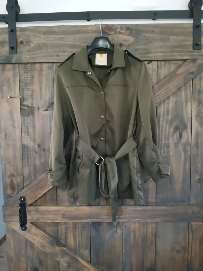 Chaqueta verde militar con cinturón Extralindas - 1